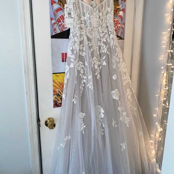 Wedding Dress - Picture 7 of 9